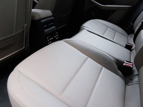 Certified 2025 Porsche Macan 4S Electric AWD/4WD image 24