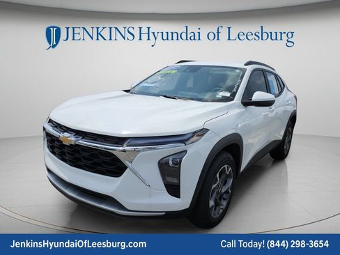 Used 2025 Chevrolet Trax LT w/ Driver Confidence Package FWD image 4
