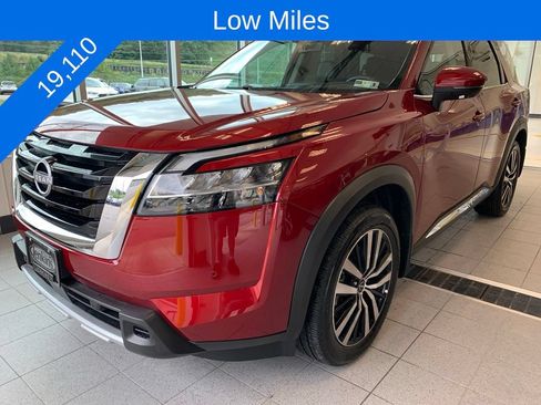 Used 2024 Nissan Pathfinder Platinum w/ Cargo Package AWD/4WD image 2