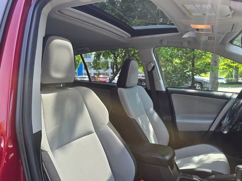 Used 2018 Toyota RAV4 XLE AWD/4WD image 12