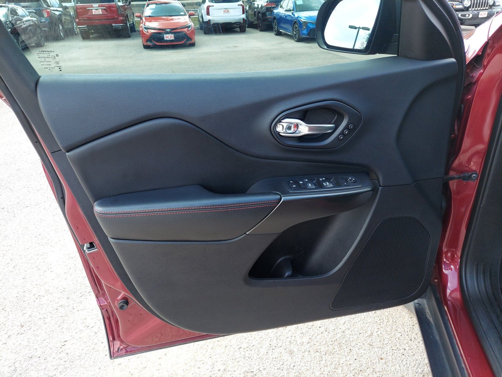 Used 2019 Jeep Cherokee Trailhawk AWD/4WD image 26