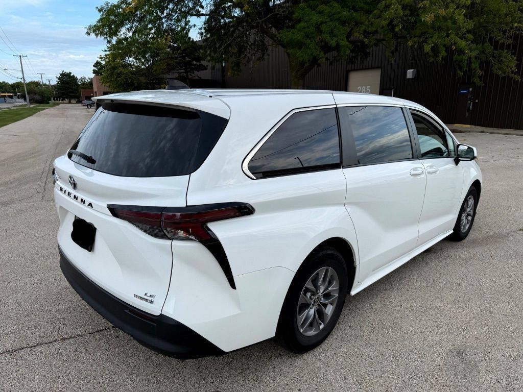 Used 2024 Toyota Sienna LE FWD image 8