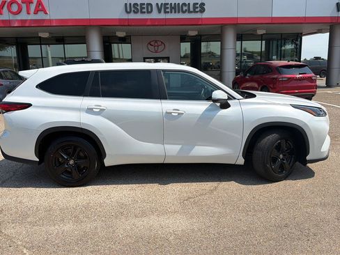 Used 2023 Toyota Highlander L FWD image 2