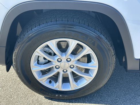 Used 2022 Jeep Cherokee Latitude Lux w/ Sun & Sound Group image 14