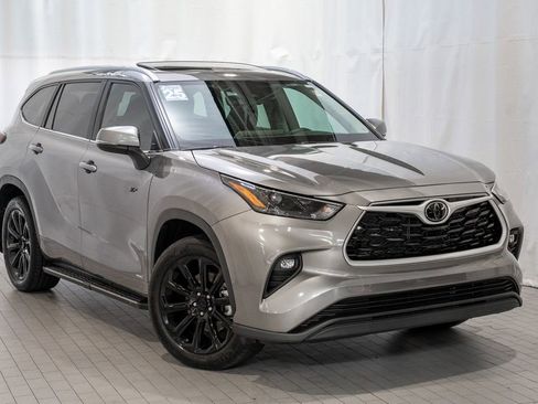 Used 2025 Toyota Highlander XLE image 1