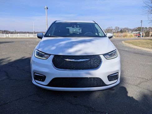 Used 2023 Chrysler Pacifica Touring-L image 2