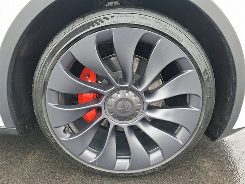 Used 2024 Tesla Model Y Performance image 9