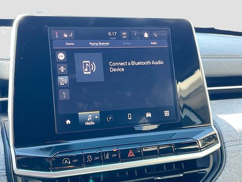 Used 2025 Jeep Compass Latitude image 14