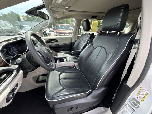 Used 2024 Chrysler Pacifica Limited FWD image 13