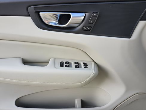 Used 2020 Volvo XC60 T8 Momentum w/ Protection Package Premier image 26