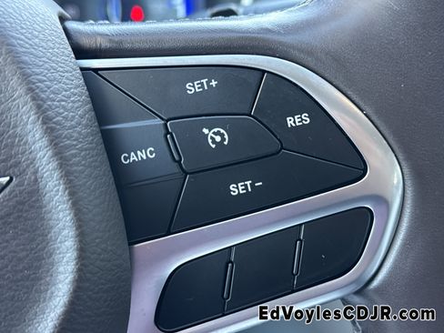 Used 2019 Chrysler Pacifica Touring-L image 32