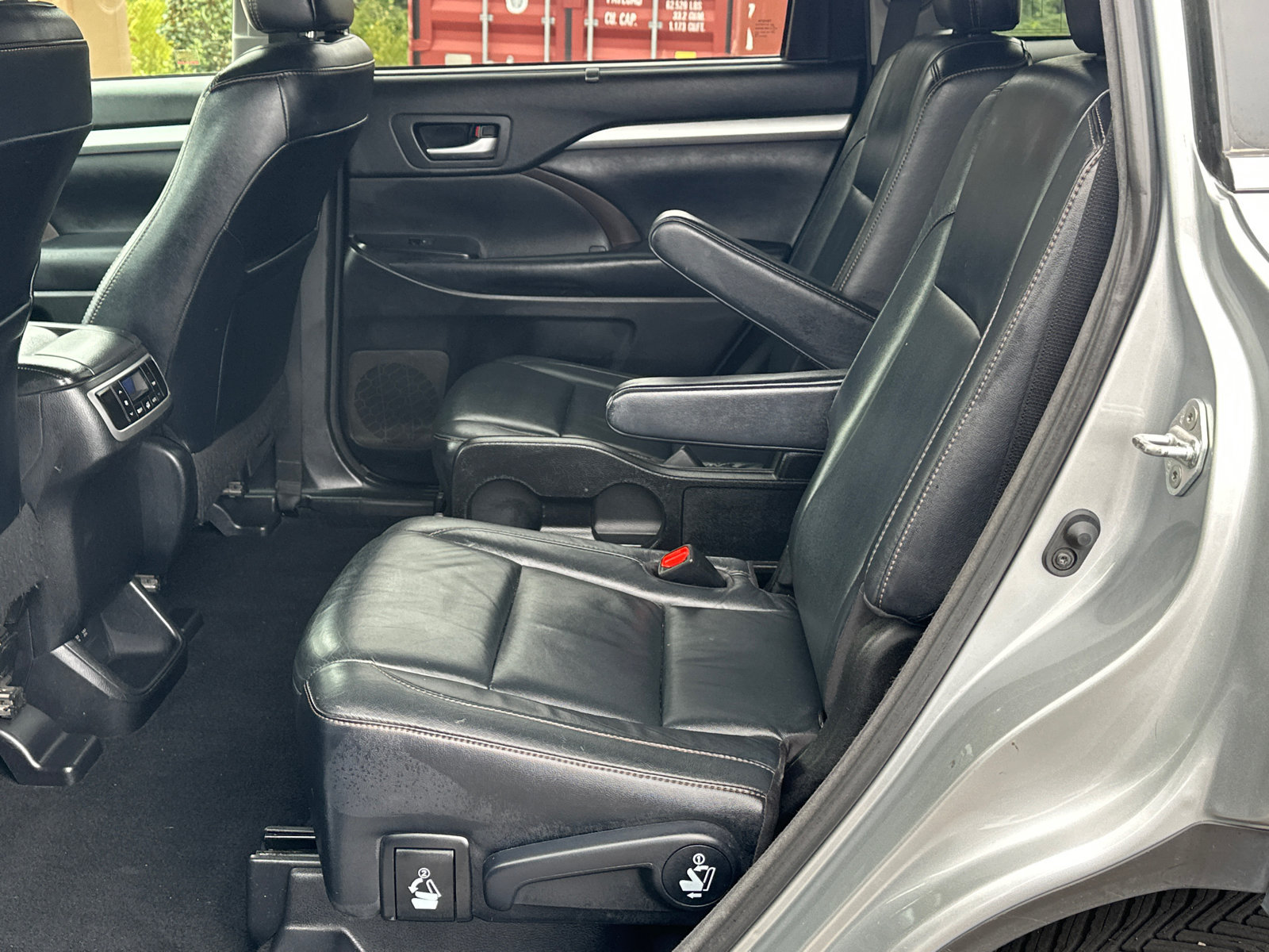 Used 2018 Toyota Highlander XLE FWD image 18