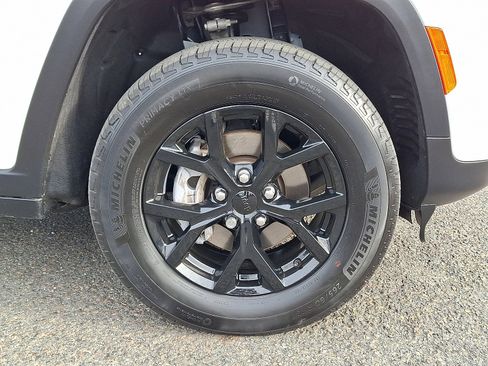 Used 2024 Jeep Grand Cherokee Altitude image 8