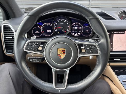 Certified 2022 Porsche Cayenne Platinum Edition image 24