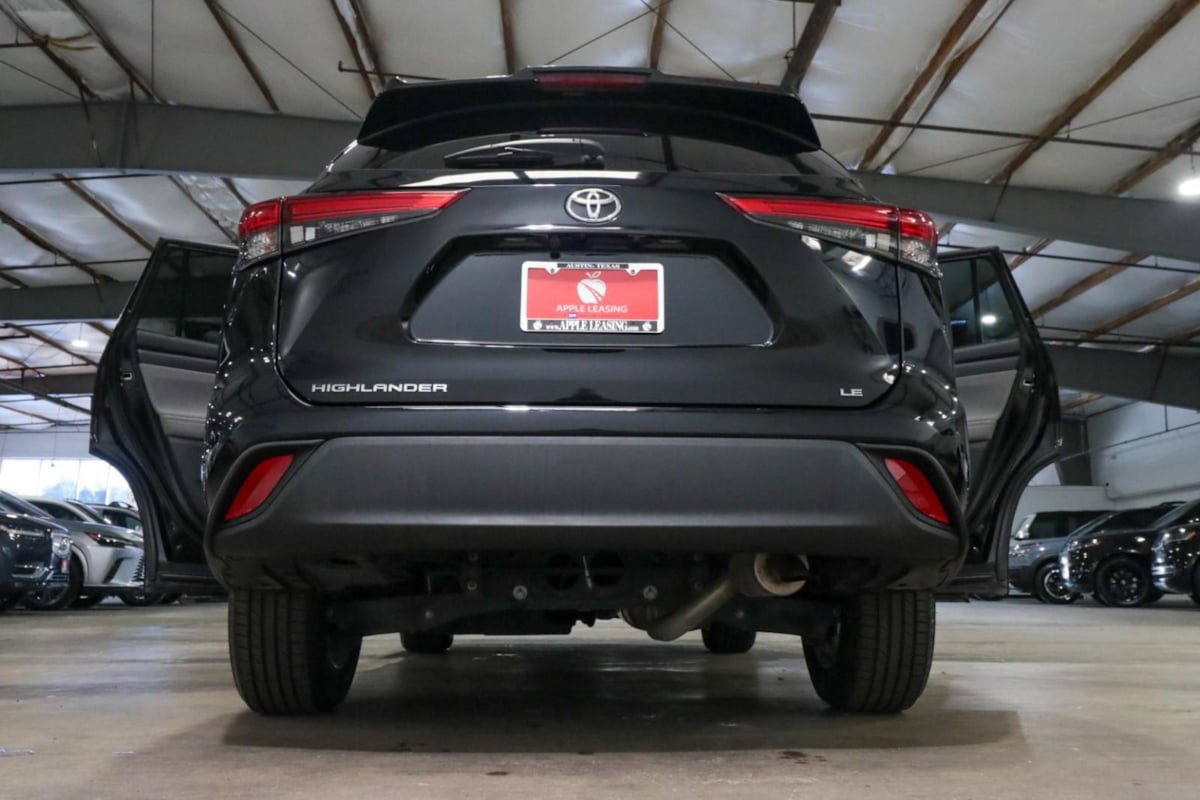 Used 2022 Toyota Highlander LE FWD image 33