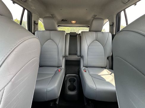 Used 2022 Toyota Highlander XLE FWD image 13