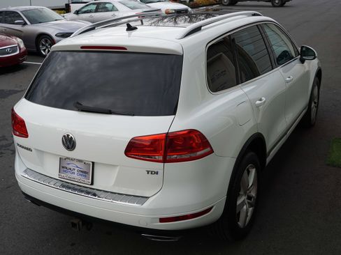 Used 2014 Volkswagen Touareg TDI image 12
