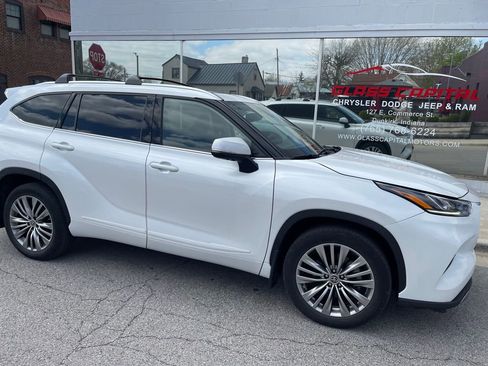 Used 2022 Toyota Highlander Platinum image 2