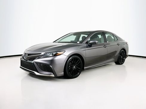 Used 2022 Toyota Camry XSE image 3