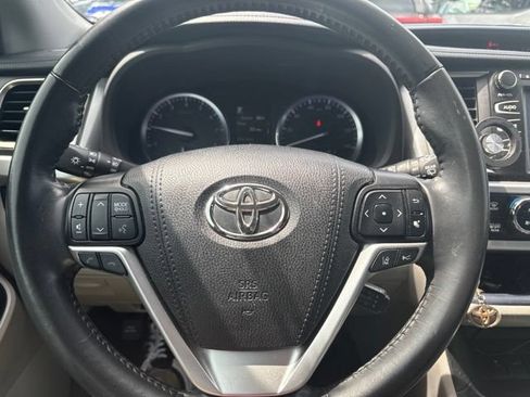 Used 2019 Toyota Highlander XLE FWD image 12