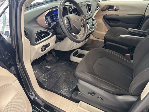 Used 2023 Chrysler Voyager LX image 14