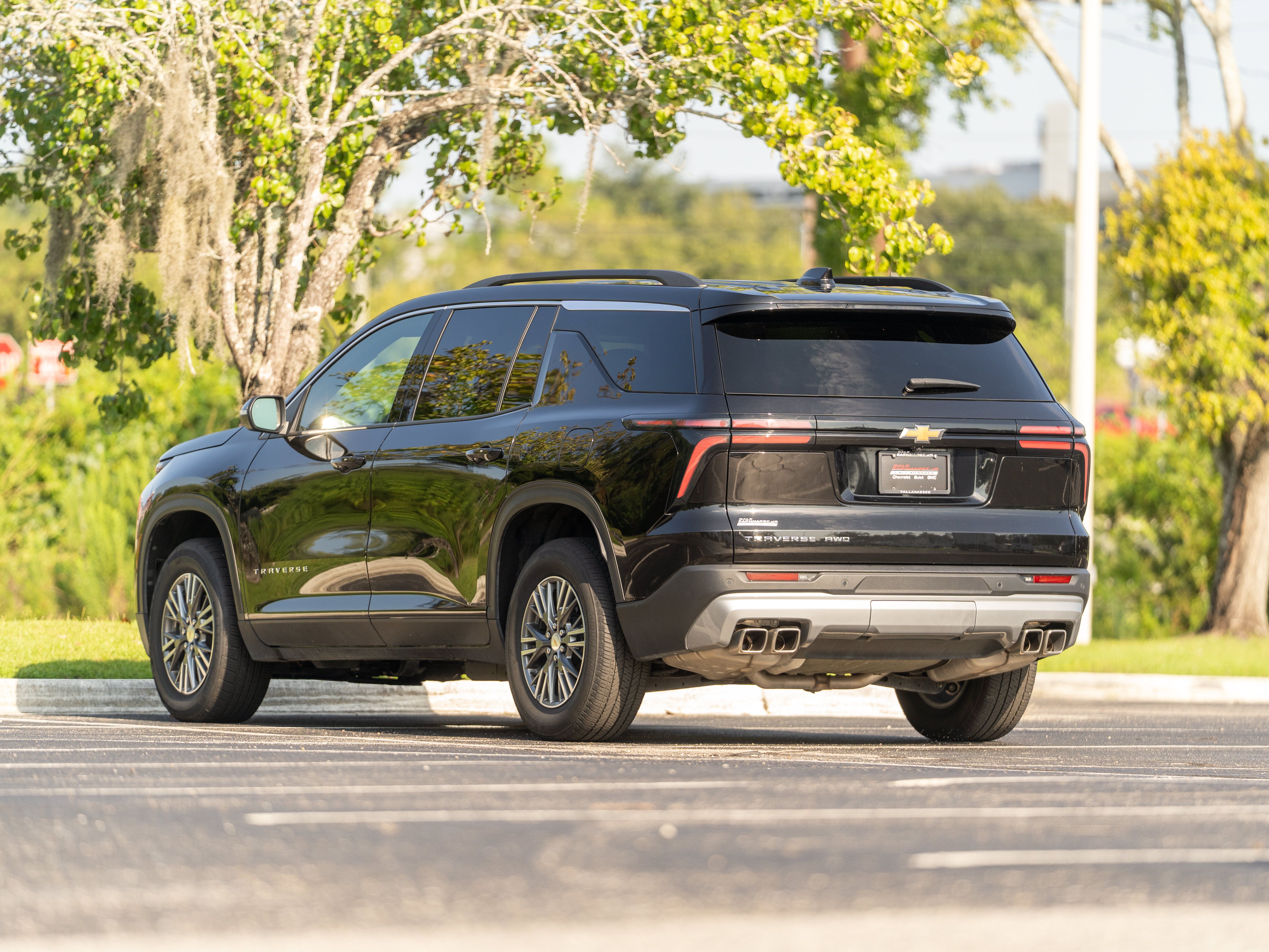 Used 2025 Chevrolet Traverse LT AWD/4WD image 3