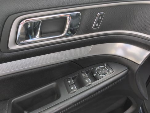 Used 2016 Ford Explorer XLT image 12