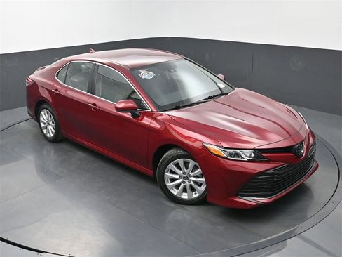 Used 2020 Toyota Camry LE image 31
