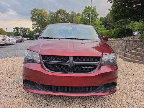 Used 2017 Dodge Grand Caravan SE FWD image 2