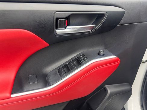 Used 2024 Toyota Highlander FWD image 33