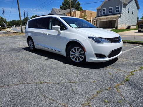 Used 2017 Chrysler Pacifica Touring-L FWD image 1