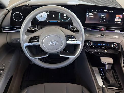 Used 2024 Hyundai Elantra SEL FWD image 15