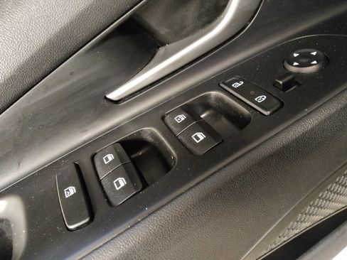 Used 2022 Hyundai Elantra SEL image 27