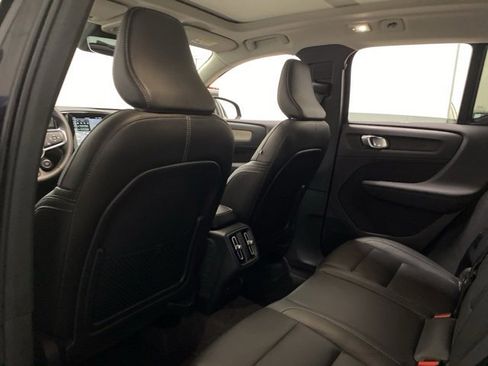 Used 2025 Volvo XC40 B5 Plus image 18