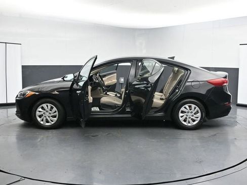 Used 2017 Hyundai Elantra SE image 38