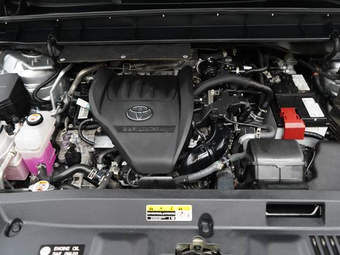 Used 2024 Toyota Highlander XLE AWD/4WD image 32