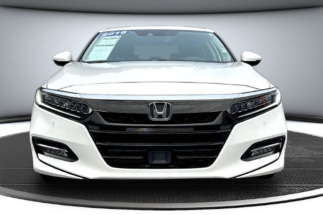 Used 2019 Honda Accord Touring image 2