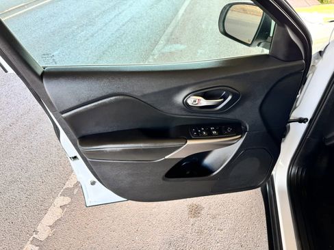 Used 2019 Jeep Cherokee Latitude Plus FWD image 10