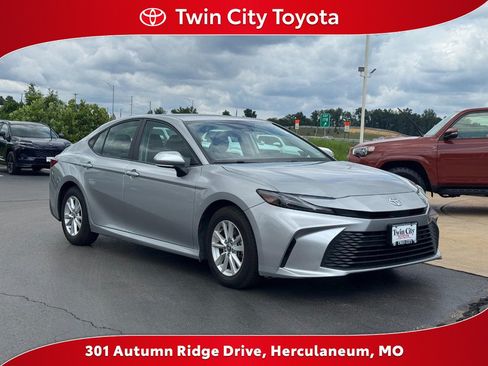 Used 2025 Toyota Camry LE FWD image 1