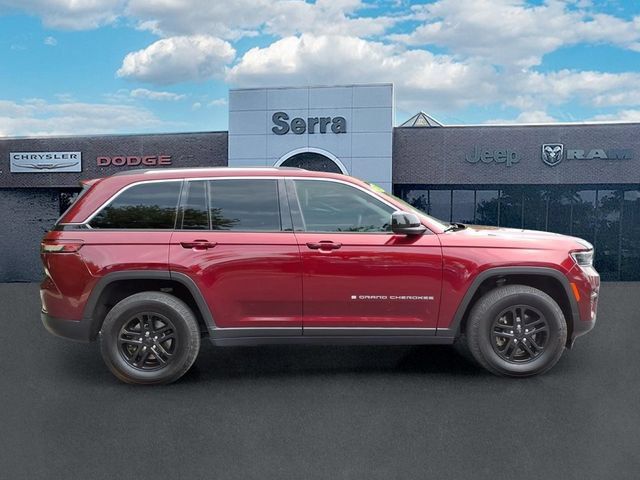 Used 2023 Jeep Grand Cherokee Laredo w/ Luxury Tech Group I AWD/4WD image 8