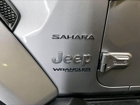 Used 2018 Jeep Wrangler Unlimited Sahara AWD/4WD image 10