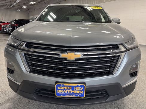 Used 2023 Chevrolet Traverse LT w/ Rear Camera Mirror Package image 2