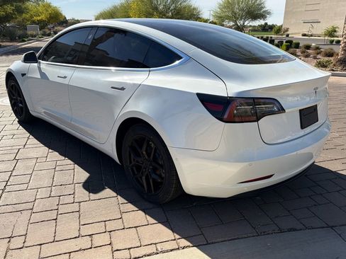 Used 2020 Tesla Model 3 Standard Range image 4
