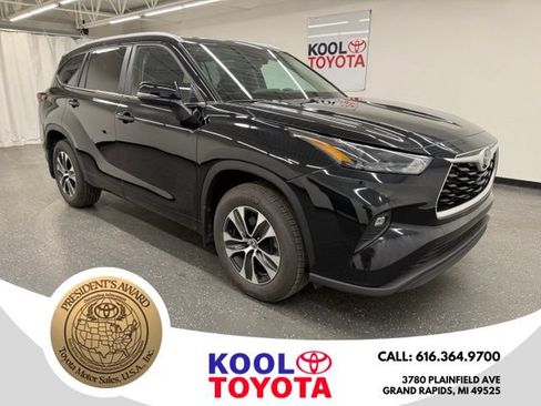 Certified 2025 Toyota Highlander XLE AWD/4WD image 1