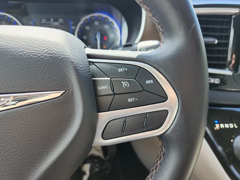 Used 2018 Chrysler Pacifica Touring-L w/ Premium Audio Group FWD image 30