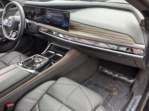Used 2024 BMW 740i image 21