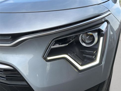 Used 2023 Kia Niro EX Touring image 11