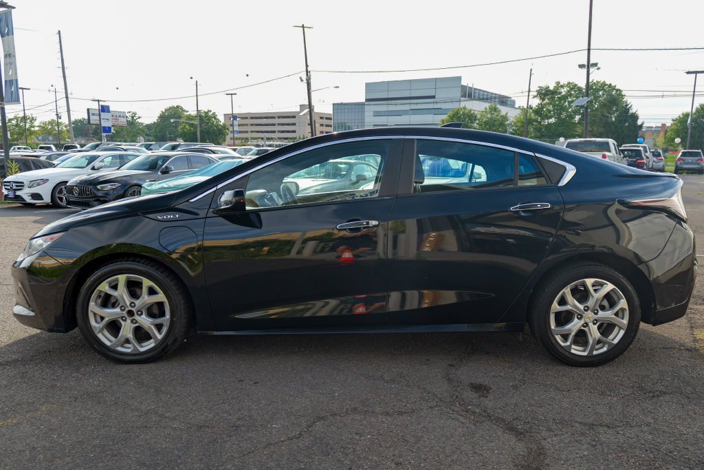 Used 2018 Chevrolet Volt Premier w/ Driver Confidence Package FWD image 4