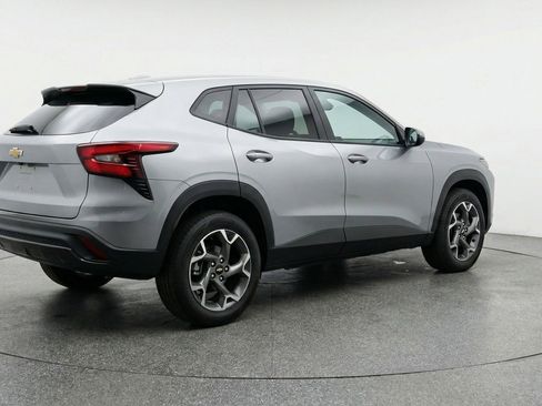 Used 2025 Chevrolet Trax LT w/ LT Convenience Package image 9