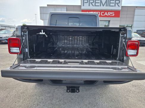 Used 2022 Jeep Gladiator Overland w/ Cold Weather Group AWD/4WD image 28